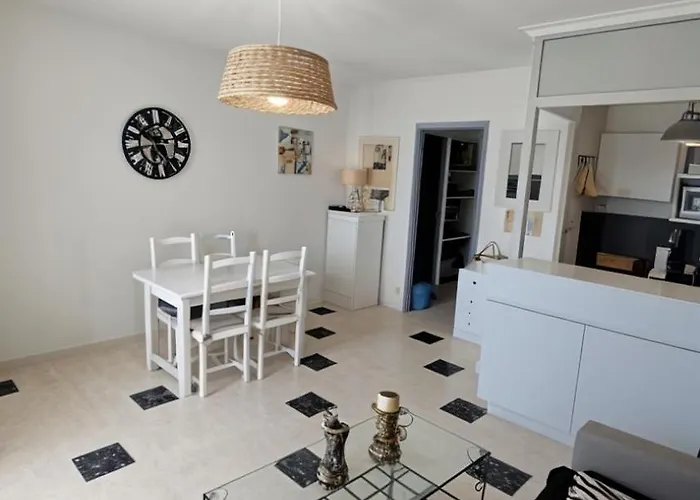 Le Richelieu With Small Sea View * Bandol