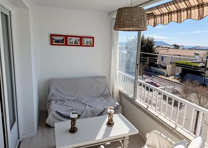 Le Richelieu With Small Sea View * Bandol